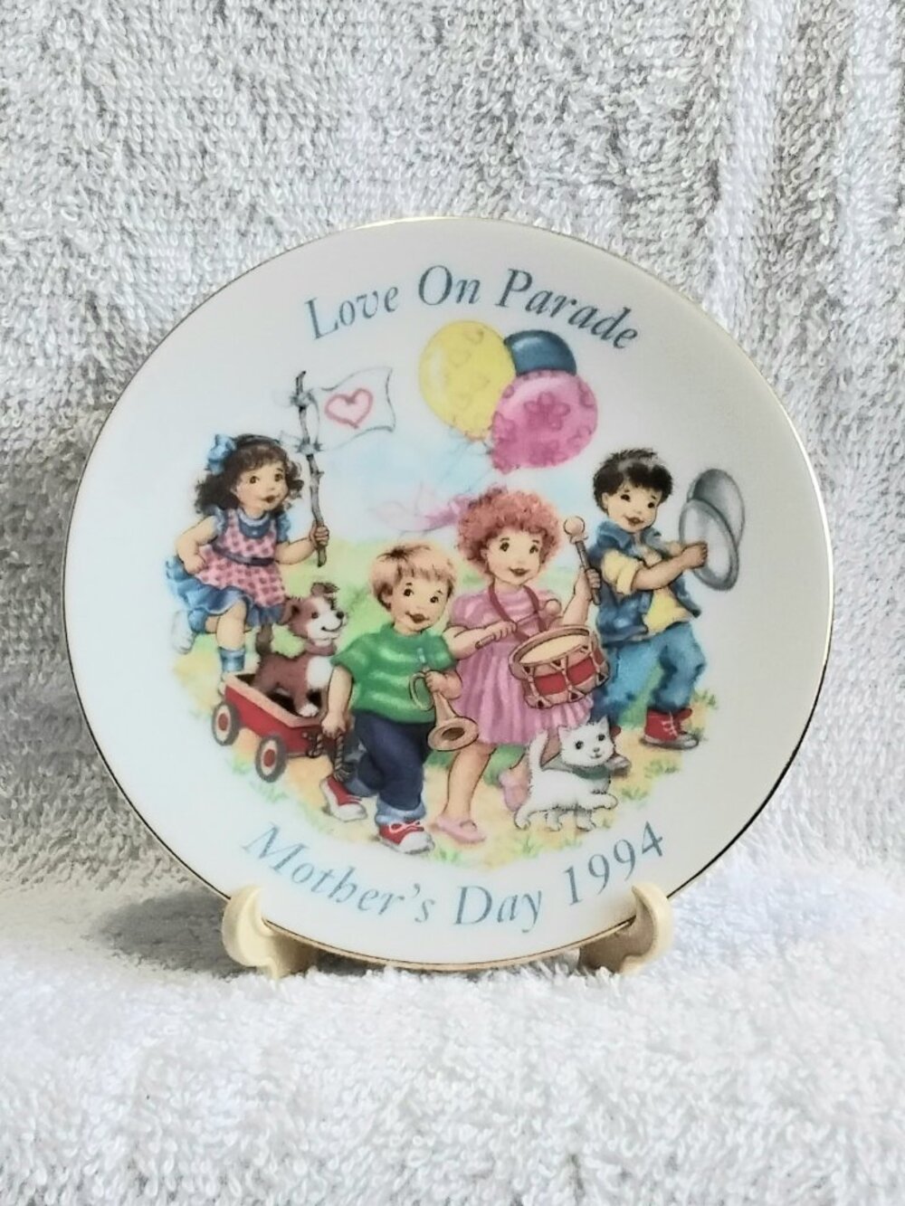 Vintage & Immaculate 5 1/4" Mother's Day Plate 1994 With Display Stand by Avon!!